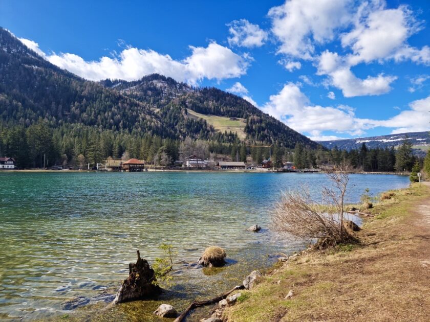 2 días en los Dolomitas en abril: itinerario perfecto y guía del clima lago di dobbiacco2 Vista de un camping y un hotel con el lago de Dobbiaco en primer plano, en los Dolomitas, Italia