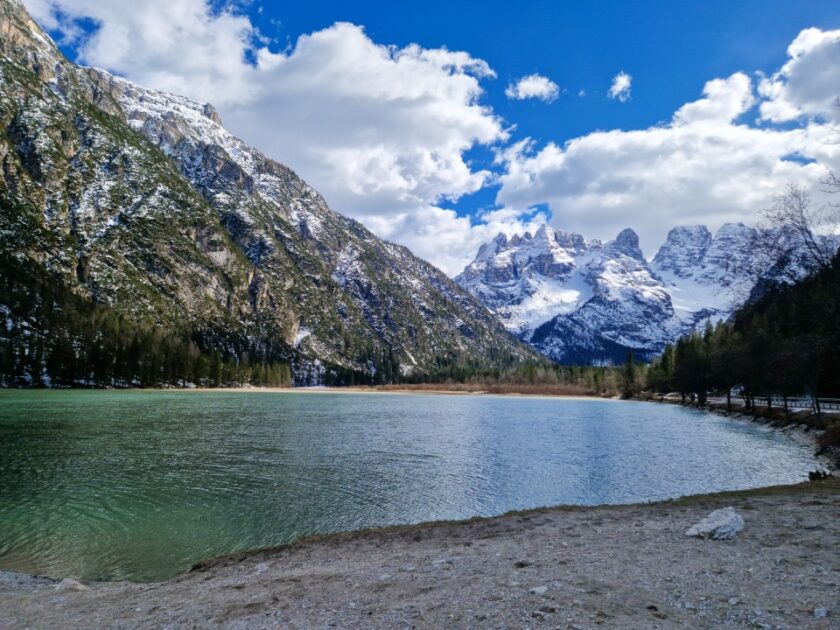 2 días en los Dolomitas en abril: itinerario perfecto y guía del clima lago di landro Lago di Landro en sombra, con montañas muy nevadas al fondo: todavía hay bastante nieve en los Dolomitas en abril