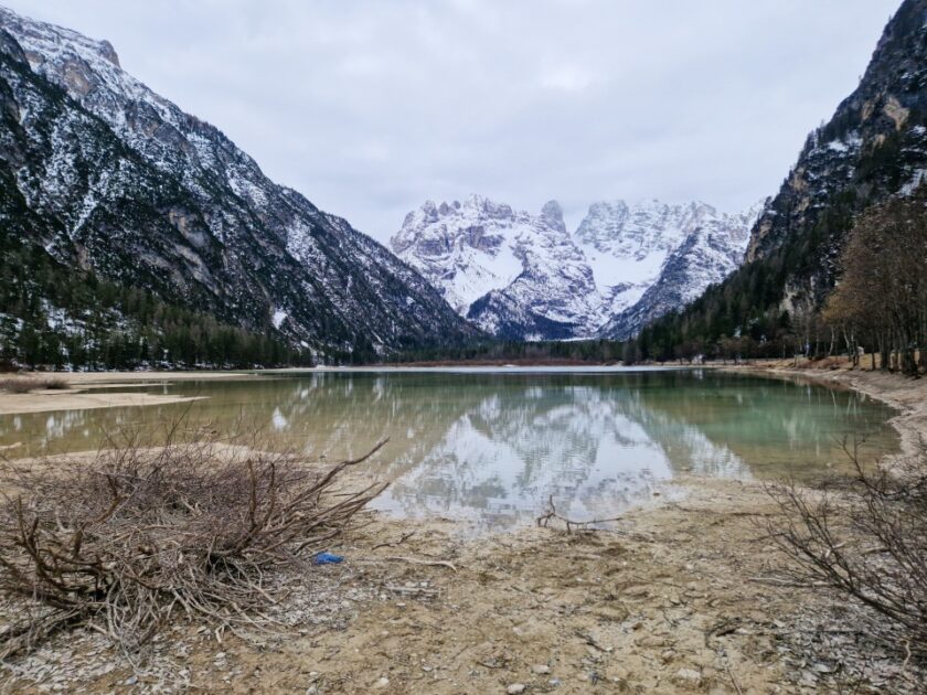 2 días en los Dolomitas en abril: itinerario perfecto y guía del clima landro morning El lago di Landro en una mañana de niebla, con montañas nevadas al fondo, en los Dolomitas, Italia