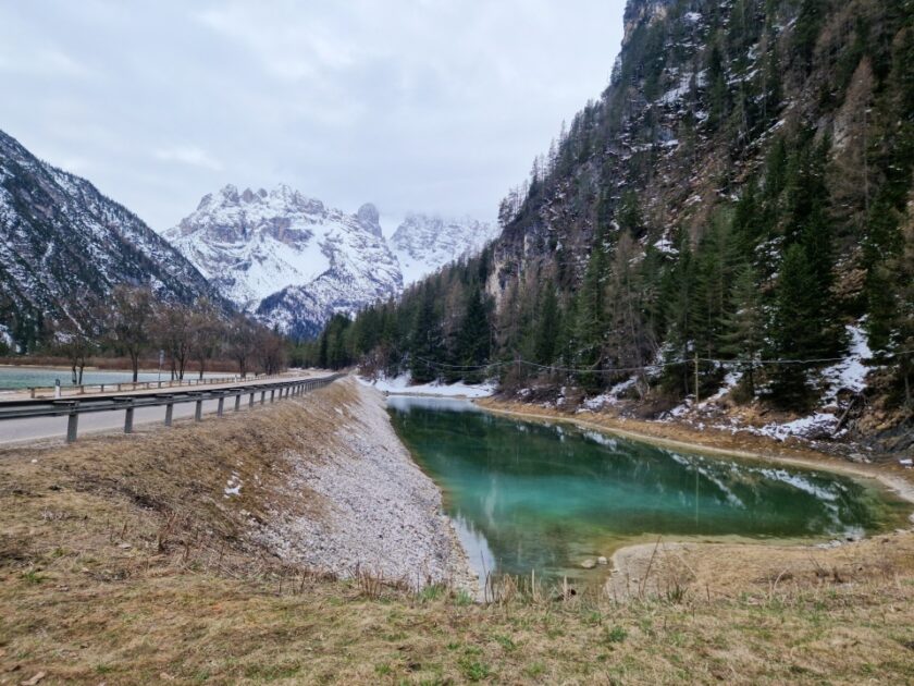 2 días en los Dolomitas en abril: itinerario perfecto y guía del clima landro morning other Una laguna turquesa junto al lago di Landro con montañas nevadas al fondo, en los Dolomitas, Italia