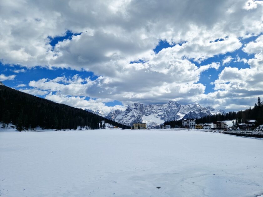 2 días en los Dolomitas en abril: itinerario perfecto y guía del clima misurina view Vista del lago de Misurina muy nevado, con montañas también muy nevadas al fondo, en los Dolomitas, Italia