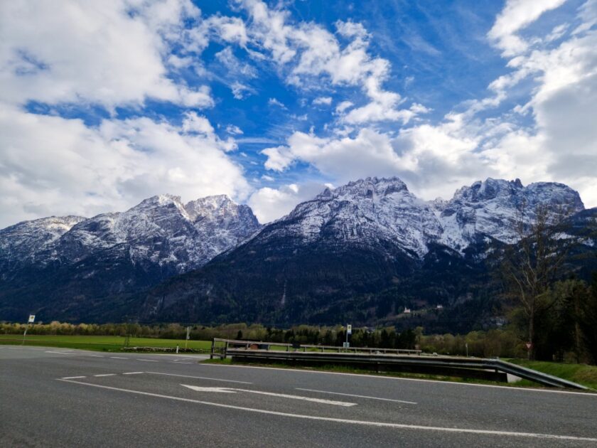 2 días en los Dolomitas en abril: itinerario perfecto y guía del clima on the way to dolomites Montañas de Austria con nieve en la cima, de camino a los Dolomitas en Italia