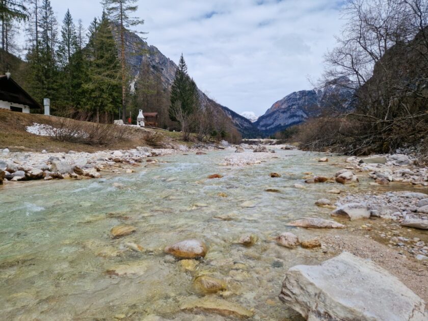 2 días en los Dolomitas en abril: itinerario perfecto y guía del clima river boite El río Boite junto al camping olímpico y el aeropuerto de Cortina d’Ampezzo, en los Dolomitas, Italia