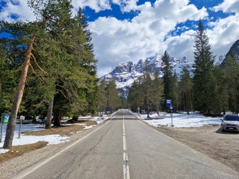 2 días en los Dolomitas en abril: itinerario perfecto y guía del clima road in dolomites Una carretera con montañas al fondo en los Dolomitas, Italia