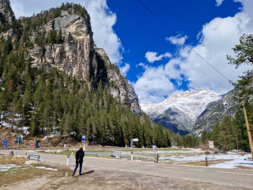 2 días en los Dolomitas en abril: itinerario perfecto y guía del clima stop on the side of road Un estacionamiento rodeado de montañas nevadas en los Dolomitas, Italia