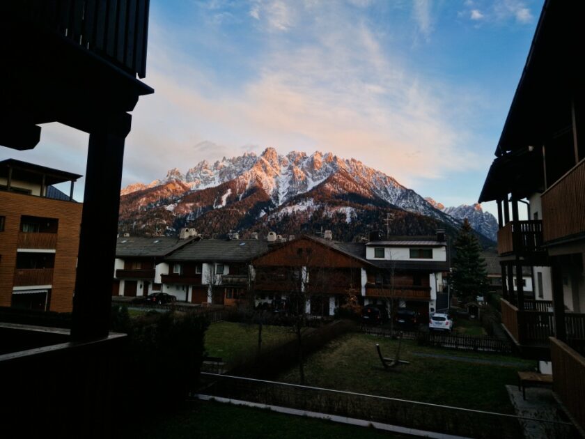2 días en los Dolomitas en abril: itinerario perfecto y guía del clima sunset Vista del atardecer desde nuestro hotel en Dobbiaco: el sol tiñe de naranja las montañas, Dolomitas, Italia
