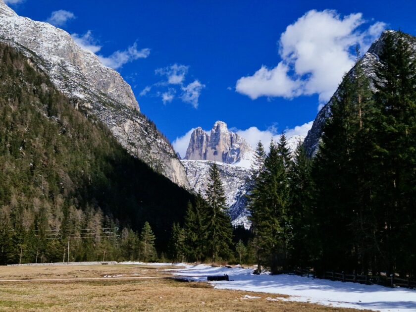 2 días en los Dolomitas en abril: itinerario perfecto y guía del clima tre cime Vista de las Tre Cime di Lavaredo en abril, en los Dolomitas, Italia