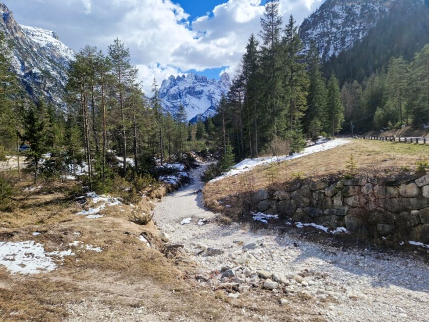 2 días en los Dolomitas en abril: itinerario perfecto y guía del clima tre cime empty river Un lecho de río vacío rodeado de montañas nevadas en los Dolomitas, Italia