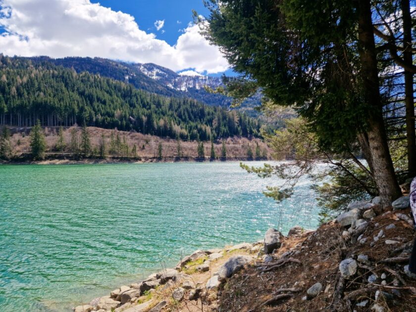 2 días en los Dolomitas en abril: itinerario perfecto y guía del clima valdaora actual color Aguas verde turquesa del lago de Valdaora en los Dolomitas, Italia