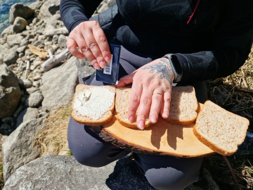 2 días en los Dolomitas en abril: itinerario perfecto y guía del clima valdaora preparing lunch Preparando sándwiches junto al lago de Valdaora, Dolomitas, Italia