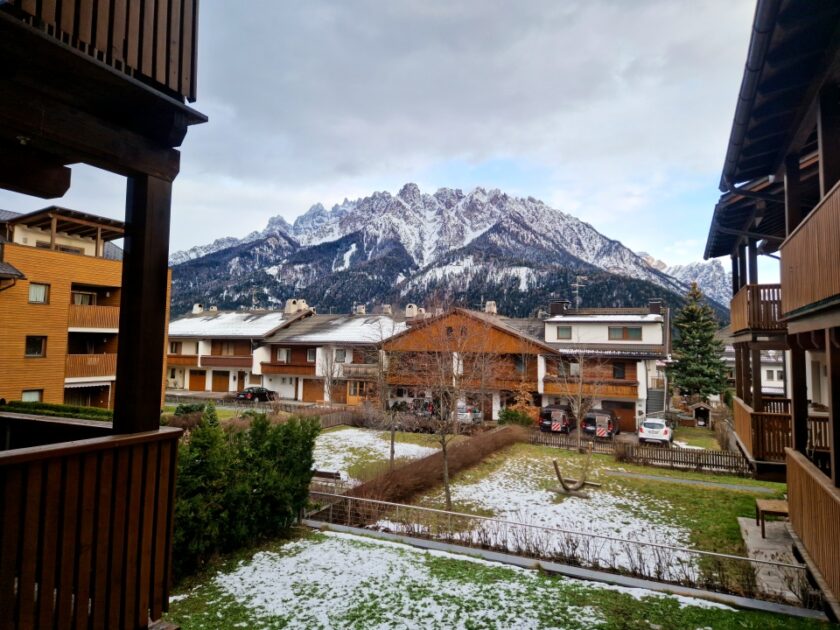Dónde alojarse en los Dolomitas, Italia: mejores zonas y hoteles view from hotel Vista desde el hotel en Dobbiaco/Toblach de las montañas nevadas de los Dolomitas, Italia, en abril