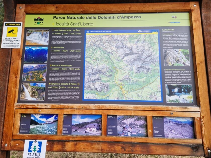 2 días en los Dolomitas en abril: itinerario perfecto y guía del clima map of trails Mapa de senderos en una parada de estacionamiento en los Dolomitas, Italia