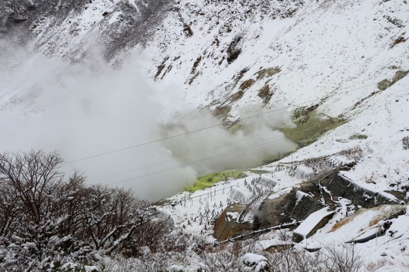 Hakone Loop en un día: itinerario completo y consejos Owakudani steam vents japan hakone Fumarolas de vapor en Owakudani, Hakone, Japón