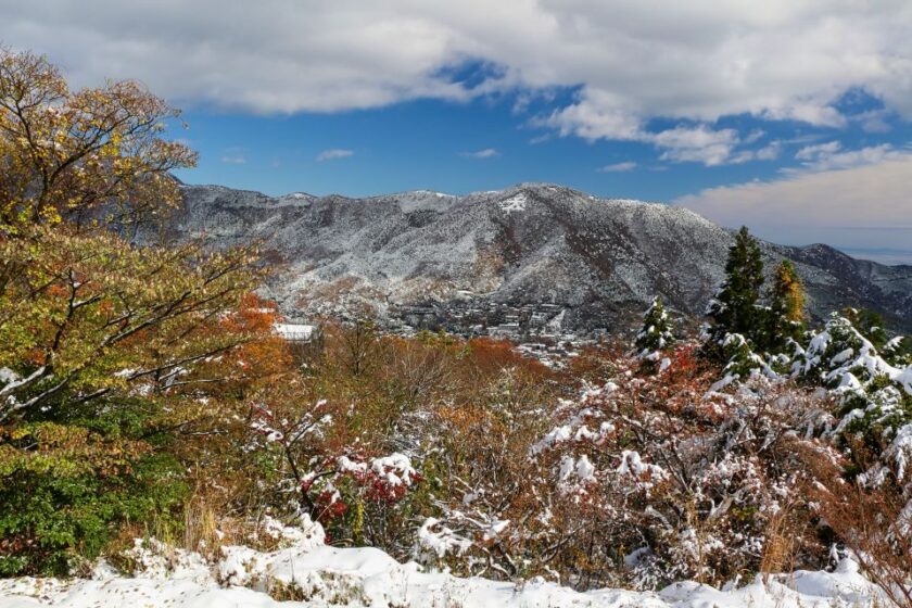 Qué hacer en Hakone en invierno: onsen, el circuito y más hakone loop snow Vista desde el circuito de Hakone con nieve y follaje otoñal, Japón