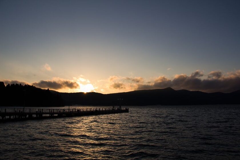 Hakone Loop en un día: itinerario completo y consejos sunset on lake ashi japan hakone Atardecer en el lago Ashi, Hakone, Japón