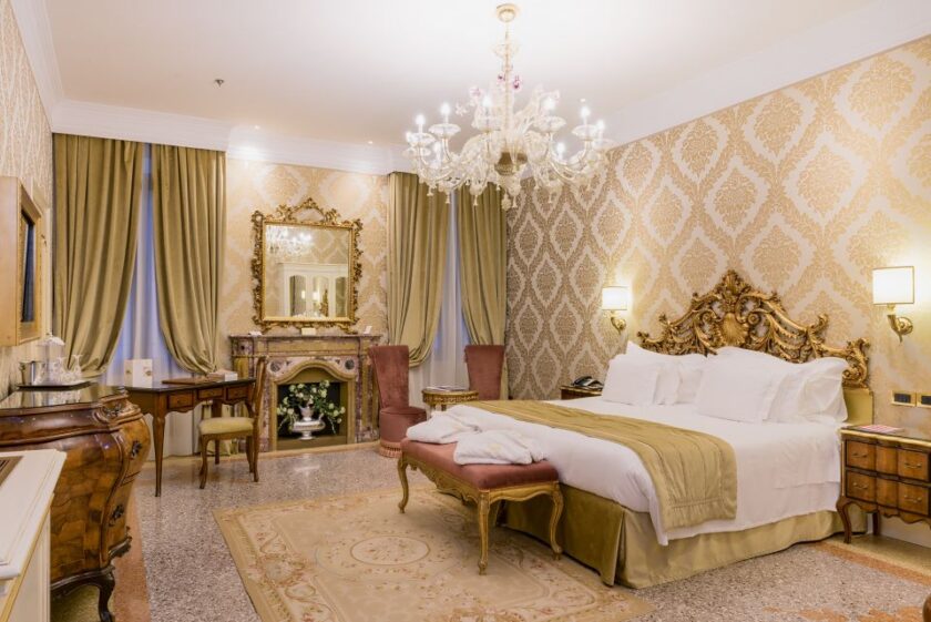 Dónde alojarse en Venecia: los mejores hoteles y las 4 mejores zonas Ai Reali Venezia Small Luxury Hotels of the World Habitación del hotel Ai Reali Venezia, de Small Luxury Hotels of the World, en Venecia, Italia