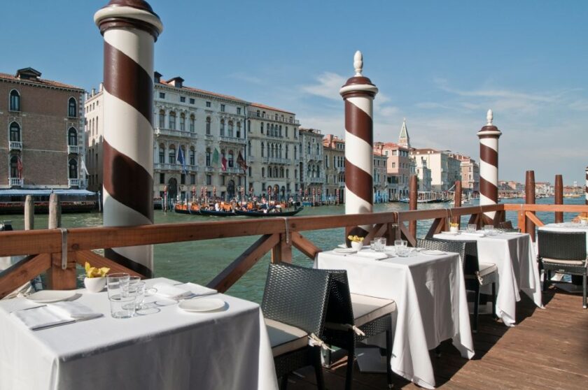Dónde alojarse en Venecia: los mejores hoteles y las 4 mejores zonas Sina Centurion palace Small Luxury Hotels of the World Restaurante con terraza del Sina Centurion Palace, de Small Luxury Hotels of the World, en Venecia, Italia