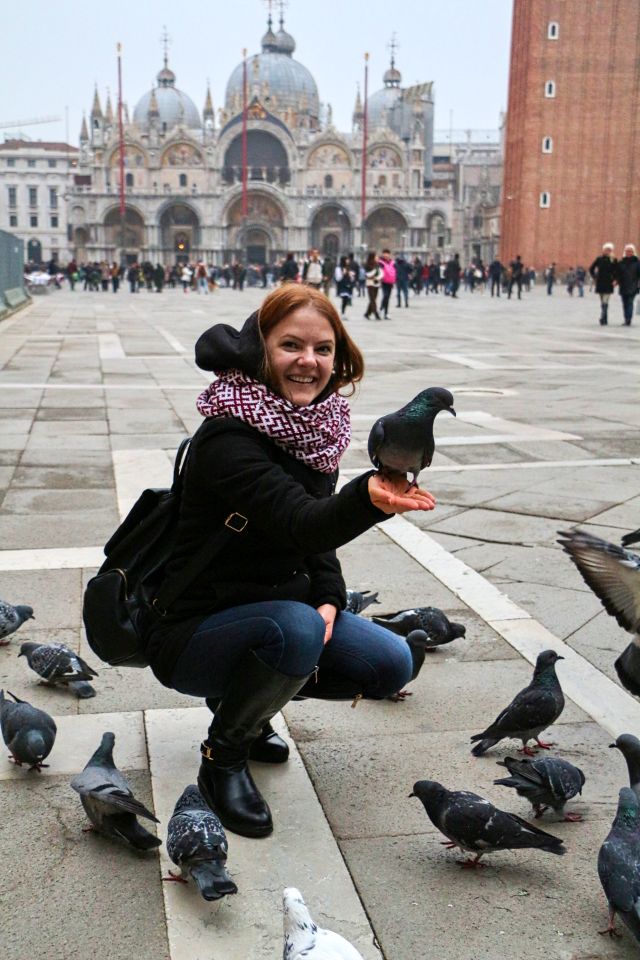 Venedig-Reisetipps – Praktische Tipps für Ihren Besuch me san marco pigeon venice italy ich auf dem Markusplatz in Venedig im November mit einer Taube auf der Hand