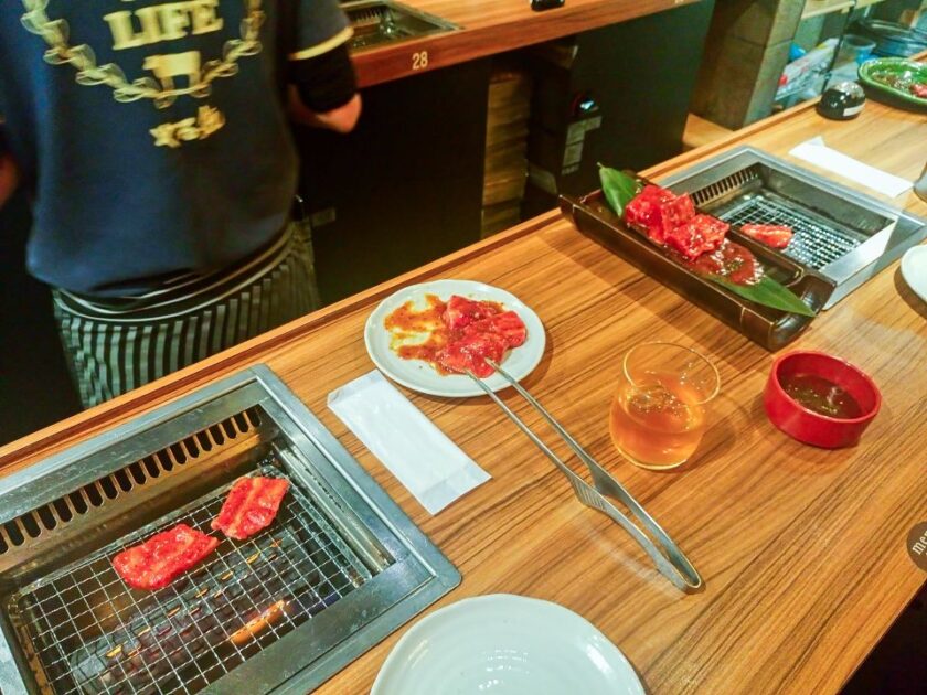 Comida japonesa famosa: 9 platos que debes probar en Japón yakiniku in kyoto japan yakiniku, un tipo de barbacoa japonesa