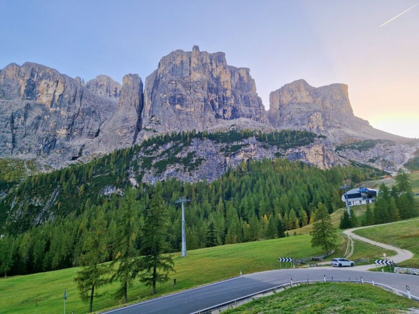 Dónde alojarse en los Dolomitas, Italia: mejores zonas y hoteles towards passo gardena in alta badia dolomites italy Vista de las montañas junto al Passo Gardena durante el atardecer