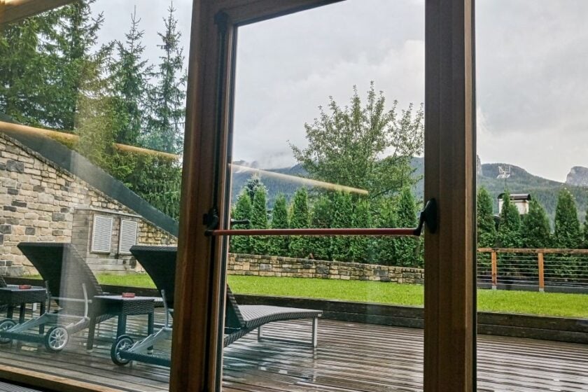 Dónde alojarse en los Dolomitas, Italia: mejores zonas y hoteles view from relaxation room in lajadira spa in cortina dolomites italy Vista desde la sala de relajación del spa del Hotel Lajadira en Cortina, Dolomitas, Italia