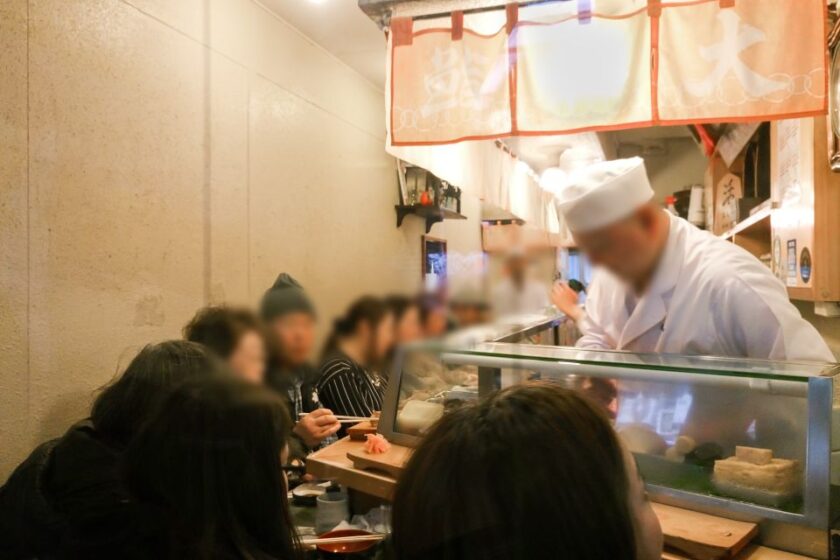 ¿Cuánto cuesta viajar a Japón? Nuestro presupuesto detallado 2026 eating sushi in tokyo japan Sushi omakase en un restaurante de Tokio