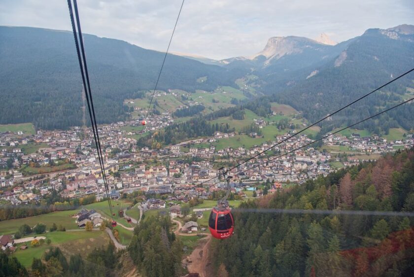 Dónde alojarse en los Dolomitas, Italia: mejores zonas y hoteles ortisei from top val gardena dolomites italy Ortisei vista desde arriba, Val Gardena, Dolomitas, Italia