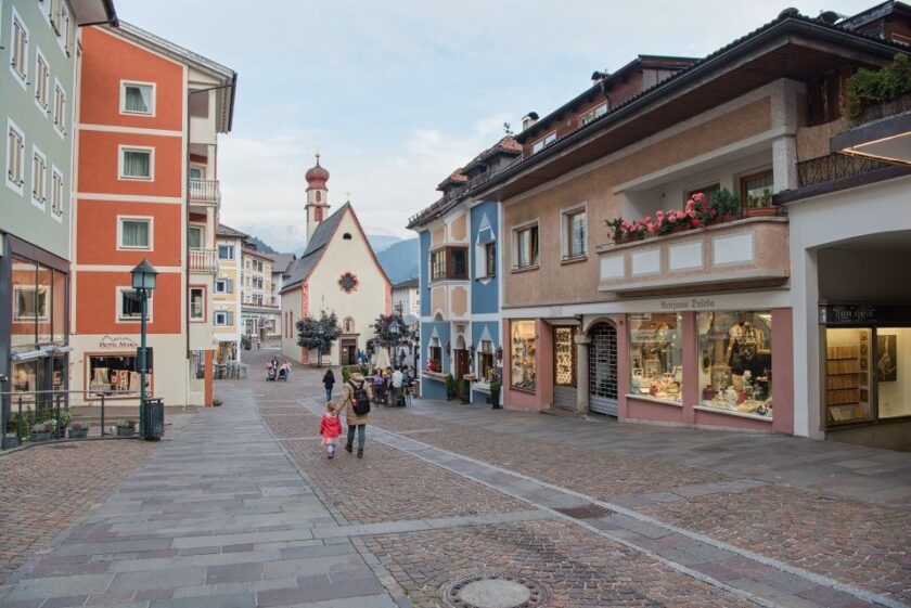 Dónde alojarse en los Dolomitas, Italia: mejores zonas y hoteles ortisei in town val gardena dolomites italy El centro de Ortisei, Val Gardena, Dolomitas, Italia