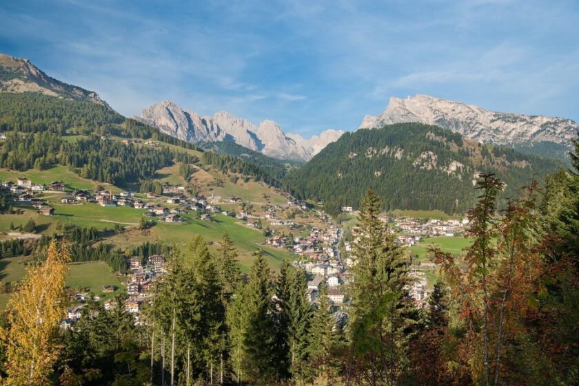 Dónde alojarse en los Dolomitas, Italia: mejores zonas y hoteles santa cristina from top val gardena dolomites italy Santa Cristina vista desde arriba, Val Gardena, Dolomitas, Italia