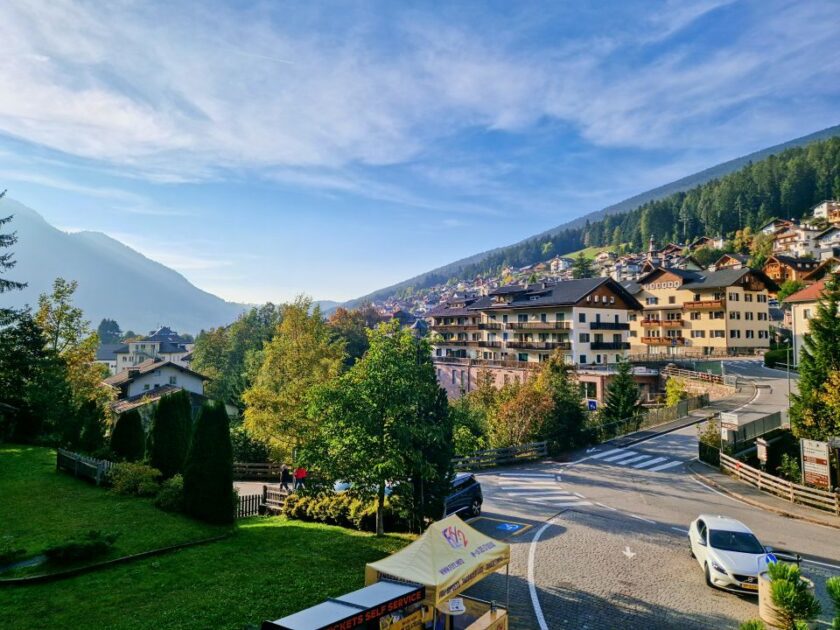 Dónde alojarse en los Dolomitas, Italia: mejores zonas y hoteles santa cristina val gardena italy Una calle y el valle en Santa Cristina, Val Gardena, Italia