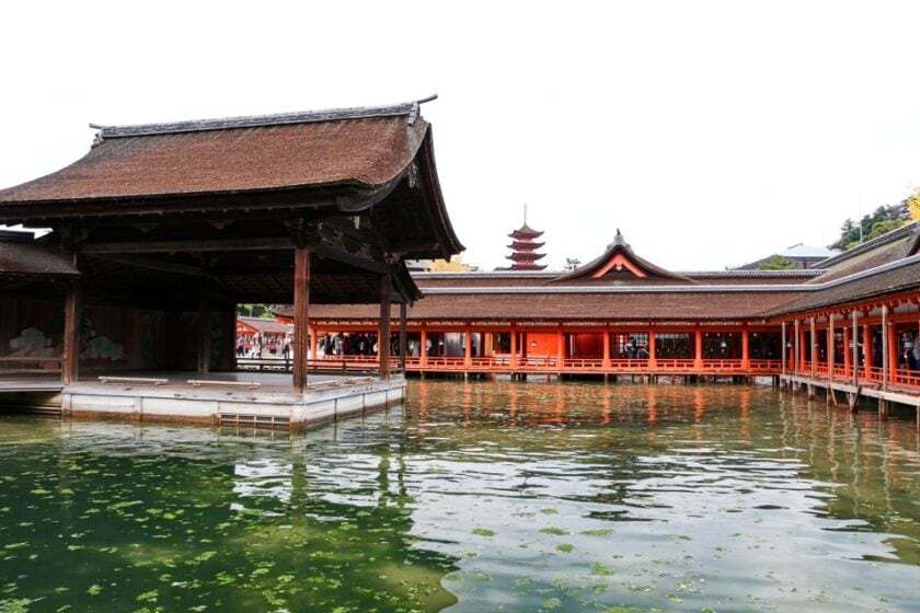 ¿Cuánto cuesta viajar a Japón? Nuestro presupuesto detallado 2026 Miyajima shrine during high tide japan El santuario de Miyajima con la marea alta