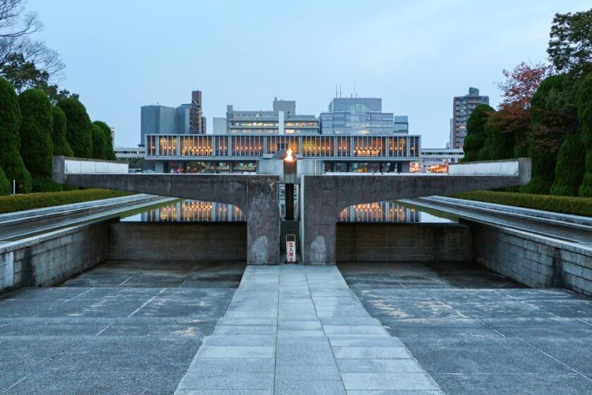 Japón en noviembre: itinerario de 10 días en fotos hiroshima peace museum japan El Museo de la Paz de Hiroshima con la Llama de la Paz y un estanque, en Hiroshima, Japón