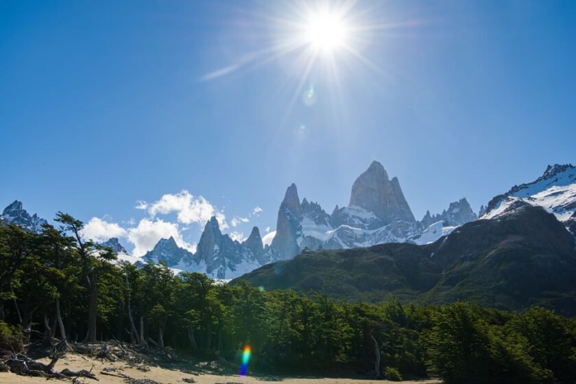 Las mejores caminatas en El Chaltén: senderos cortos y de día completo near laguna capri los glaciares patagonia Cerca de la Laguna Capri en el Parque Nacional Los Glaciares, con el cerro Fitz Roy y otras montañas a la vista