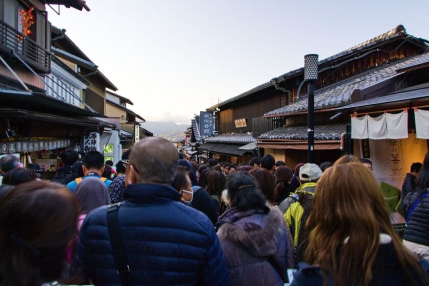 Las 3 mejores excursiones de un día desde Kioto: Nara, Osaka y Himeji (2026) a busy street in higashiyama district in kyoto japan Una calle concurrida del distrito de Higashiyama en Kioto
