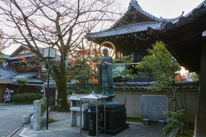Los mejores lugares para fotos en Kioto: guía de spots instagrameables buddha statue in front of daiunin in kyoto japan Estatua de Buda delante de Daiun-in en Kioto, Japón, sosteniendo una flor de loto dorada