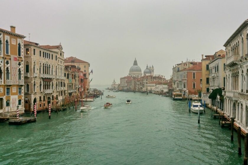Tasa de acceso a Venecia explicada: quién paga y quién no (2026) foggy view from a bridge in venice italy Vista con niebla del Gran Canal de Venecia