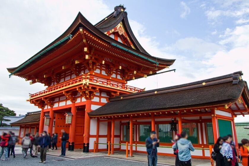 Los mejores lugares para fotos en Kioto: guía de spots instagrameables fushimi inari taisha shrine in kyoto japan Puerta del santuario Fushimi Inari Taisha: un edificio naranja y blanco de brillante color con techo tradicional en Kioto, Japón
