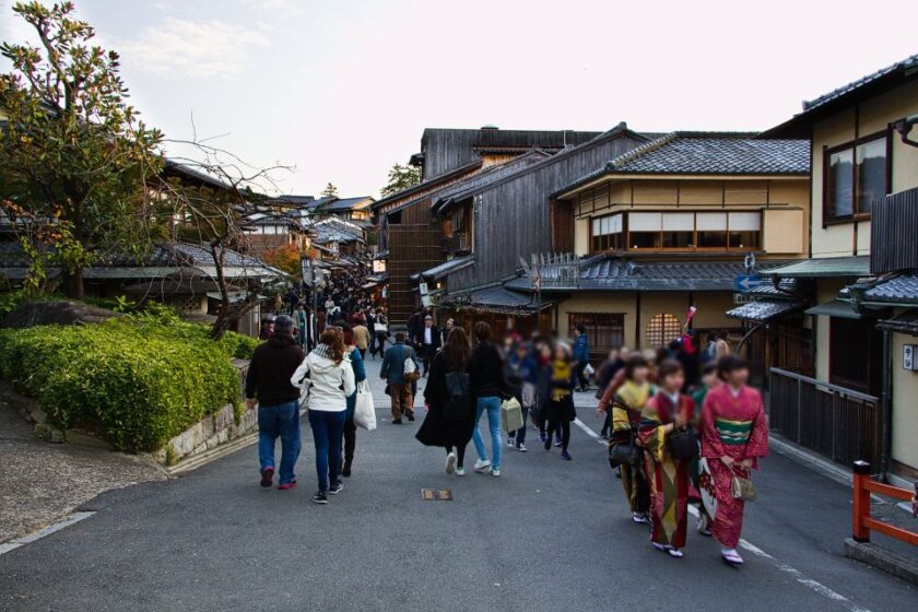 Los mejores lugares para fotos en Kioto: guía de spots instagrameables going towards gion kyoto japan Una calle de camino a Gion en Kioto, Japón