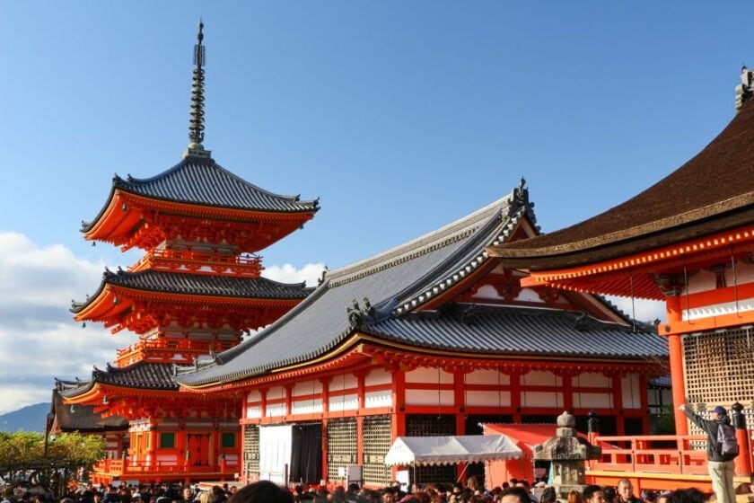 Kioto en 2 días: itinerario con templos, transporte y dónde alojarte kiyomizu dera temple in kyoto japan Edificios de color naranja intenso y pagoda en el templo Kiyomizu-dera, Kioto, Japón