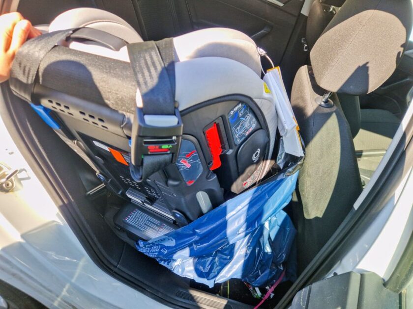 Conducir en Italia: reglas, consejos y trucos packing a car seat Silla infantil para auto a medio empacar dentro de un auto