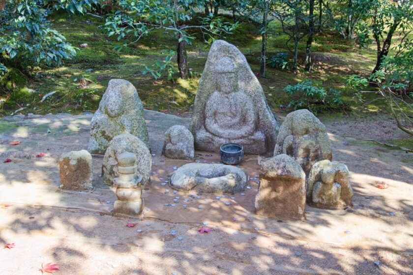 Los mejores lugares para fotos en Kioto: guía de spots instagrameables sculptures in the garden of kinkakuji in kyoto japan Esculturas de piedra en el jardín de Kinkaku-ji en Kioto, Japón