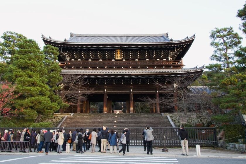 Los mejores lugares para fotos en Kioto: guía de spots instagrameables the main gate of the chion in temple in kyoto japan La puerta principal del templo Chion-in en Kioto, Japón