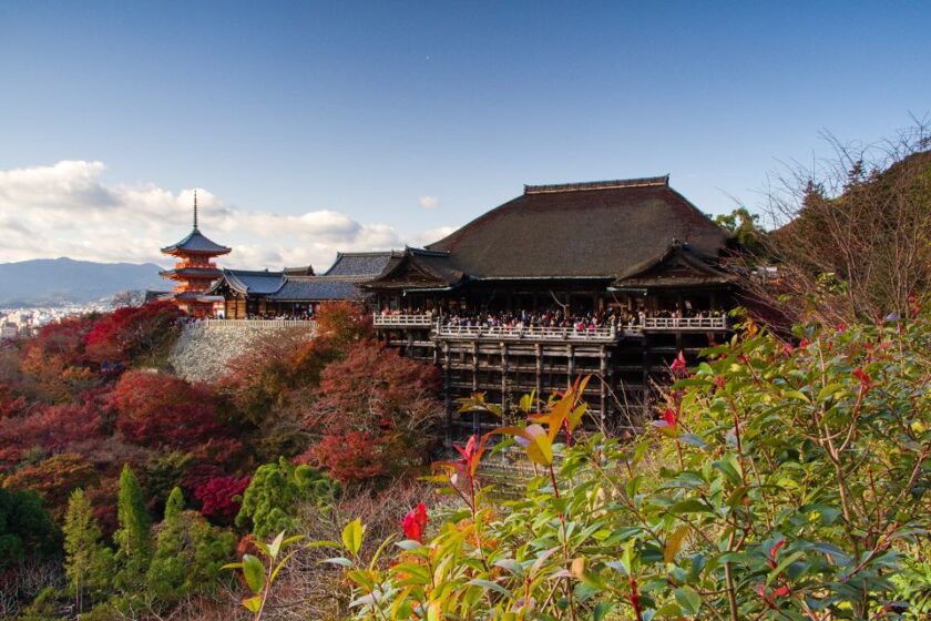 Los mejores lugares para fotos en Kioto: guía de spots instagrameables view of the main stage and pagoda kiyomizu dera in kyoto japan Vista de la plataforma principal y la pagoda de Kiyomizu-dera en Kioto, Japón, con follaje otoñal en primer plano