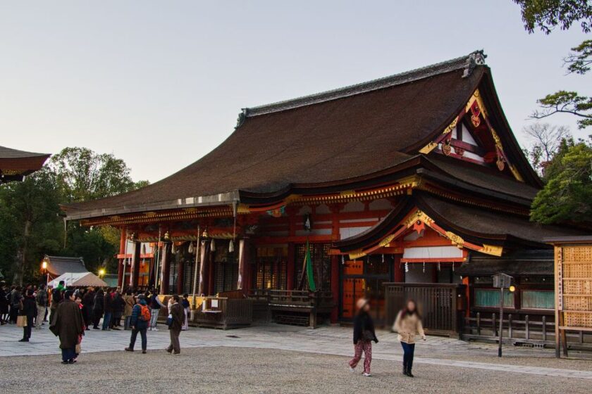 Los mejores lugares para fotos en Kioto: guía de spots instagrameables yasaka jinja shrine in kyoto japan Un edificio de colores muy vivos en el santuario Yasaka-jinja en Kioto, Japón