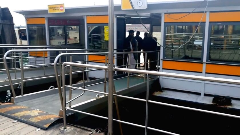 ¿Cuánto cuesta Venecia? Precios reales y presupuestos para 2026 a venice water bus stop with a v Parada de vaporetto (autobús acuático) en Venecia