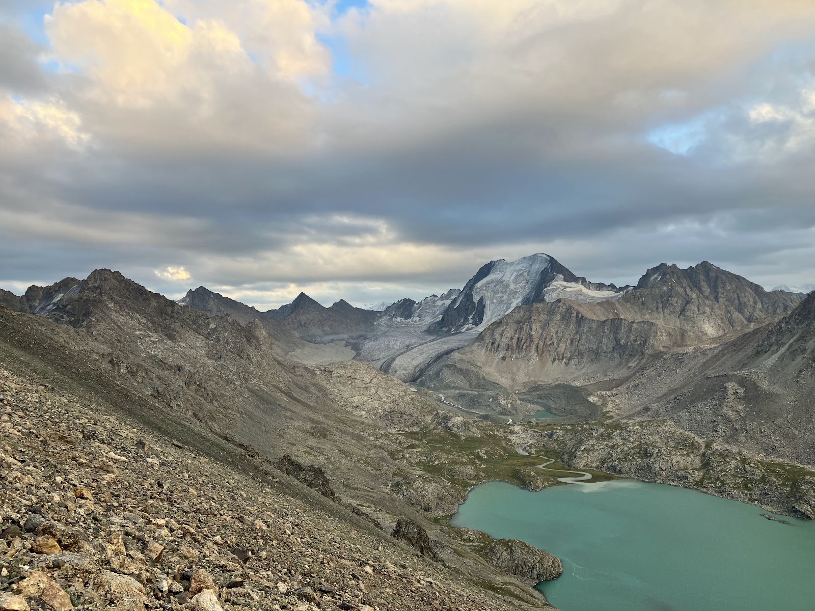 Ala-Kul Lake: guía completa del trek de 3 días es hk img 73443 25 Trek de Ala-Kul: vista panorámica de las montañas de Kirguistán