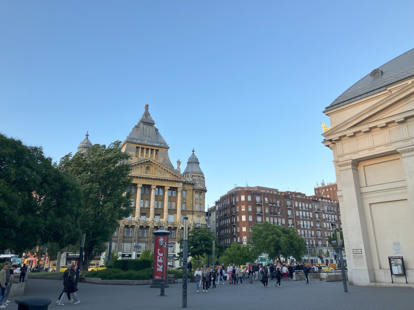 4 días en Budapest: itinerario definitivo de viaje es hu img 73615 36 Plaza con edificio histórico camino al centro | Budapest | Hungría