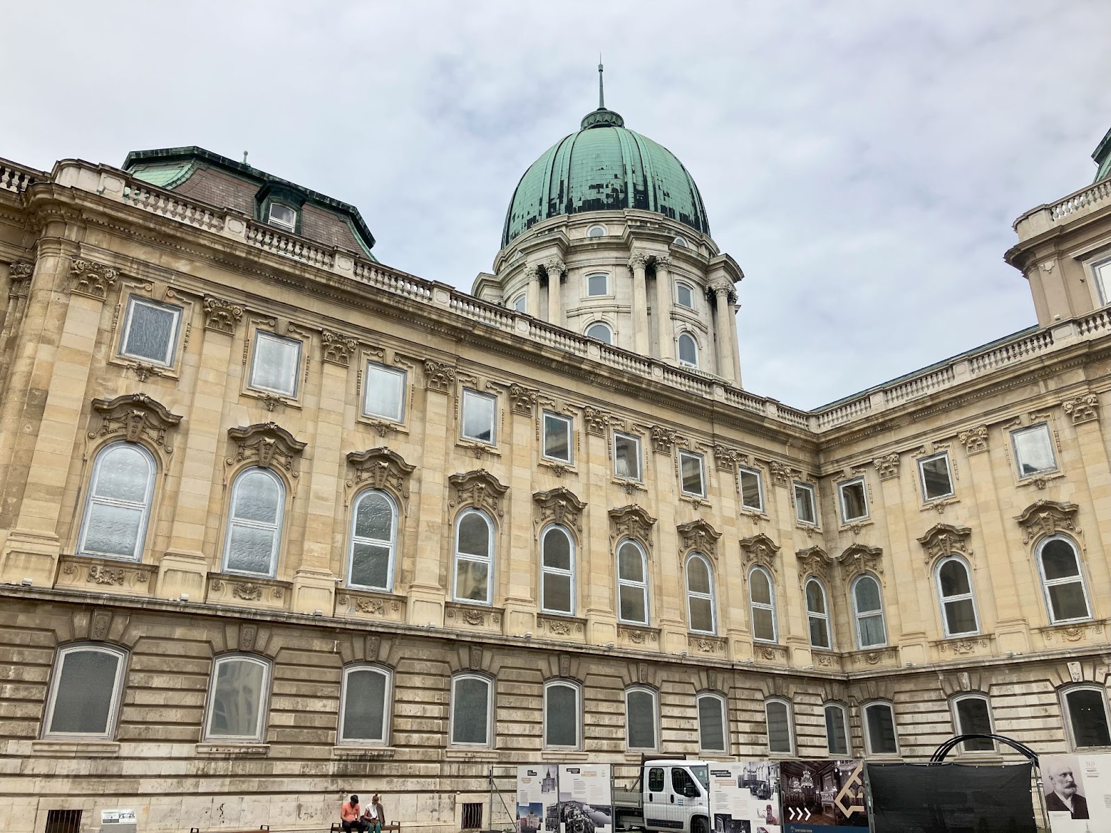 4 días en Budapest: itinerario definitivo de viaje es hu img 73615 51 Castillo de Buda, gran patio | Budapest | Hungría