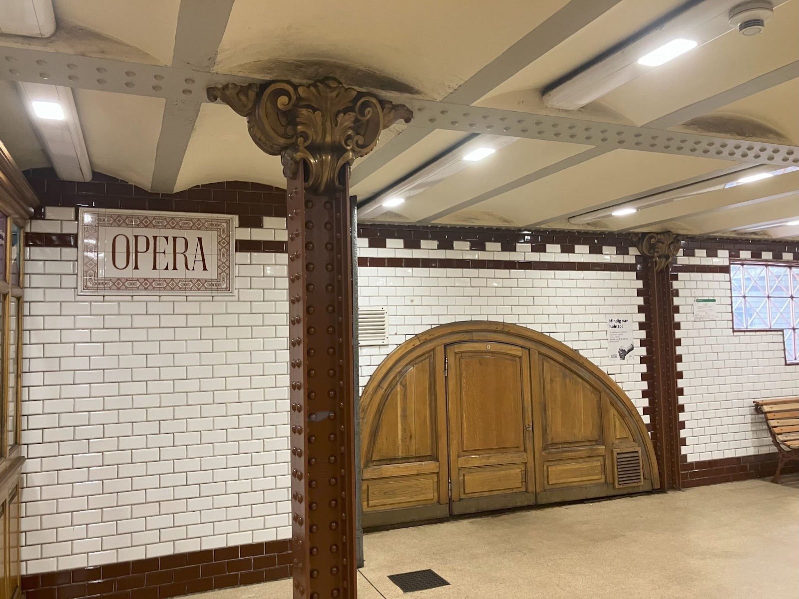 4 días en Budapest: itinerario definitivo de viaje es hu img 73615 67 Estación de metro Ópera, Budapest (línea M1) | Hungría