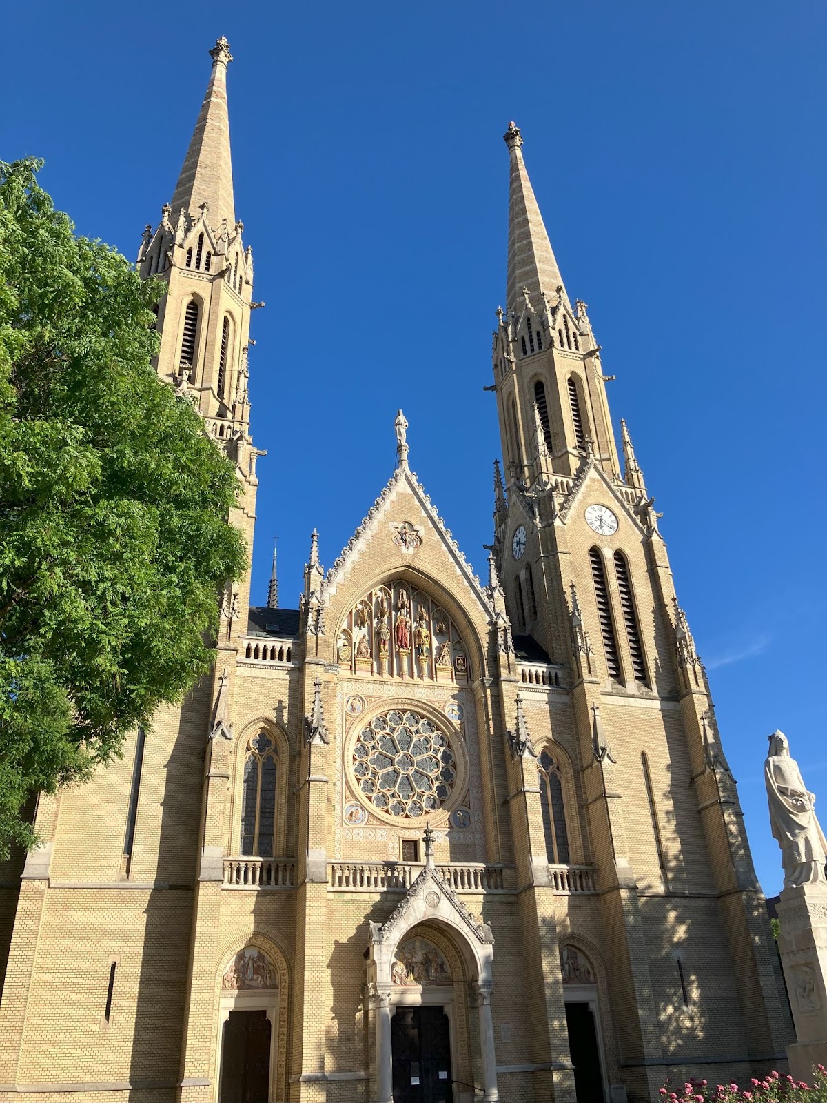 Las 56 mejores cosas que hacer en Budapest es hu img 73623 0 Iglesia de Santa Isabel de la Casa de Árpád | Budapest | Hungría